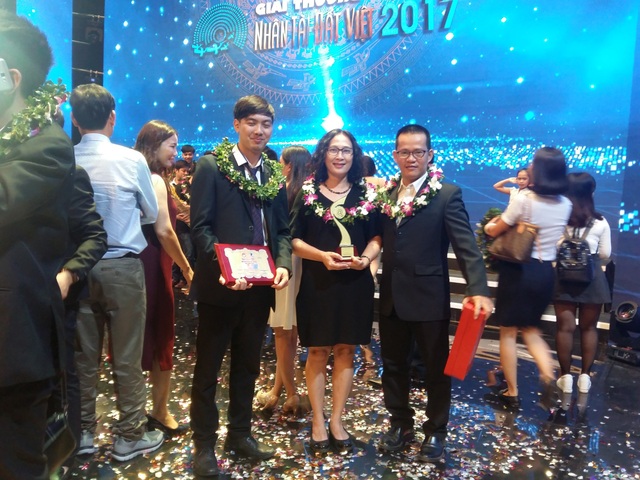 Nhóm đạt giải Ba Nhân tài Đất Việt 2017: "Đã có cơ hội hợp tác ngay sau khi nhận giải" - 3
Đại diện của nhóm GOnJOY nhận giải Ba Nhân tài Đất Việt 2017.