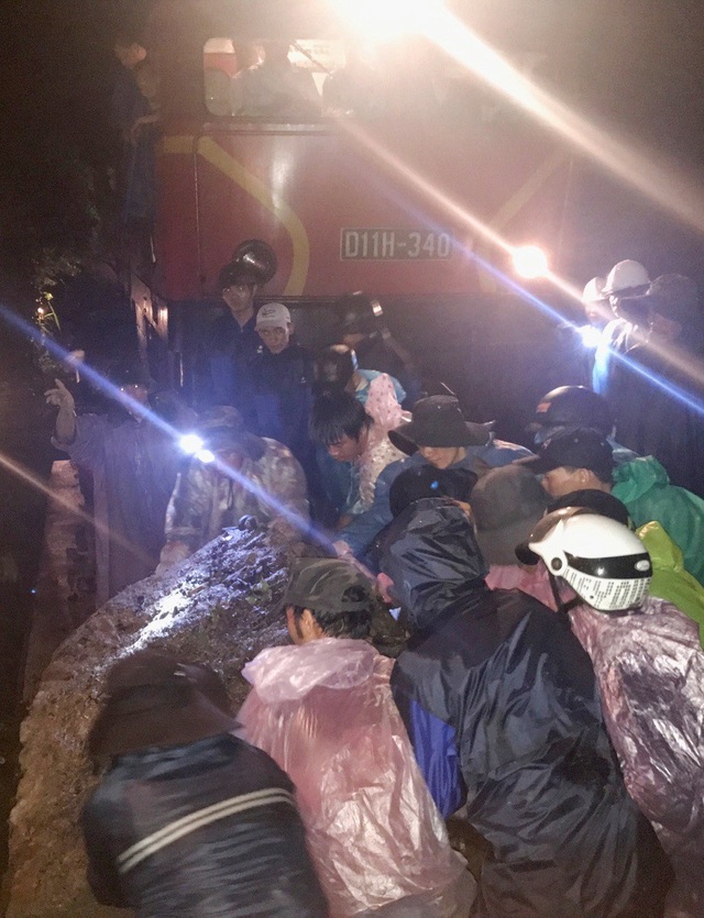 100 công nhân dầm mưa phá đá, giải cứu đường sắt trong đêm - 6 Các khối đá được khoan cắt sau đó đẩy đi