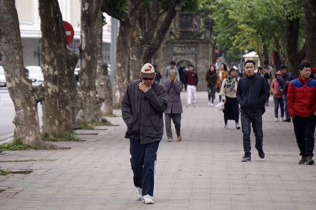 Hà Nội rét đậm, người dân co ro khi ra đường - 9 Hà Nội rét đậm, người dân co ro khi ra đường - 9