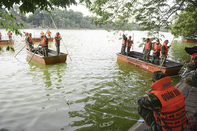 Hà Nội bắt đầu nạo vét bùn Hồ Gươm với kinh phí 30 tỉ đồng - 2
Sáng 24/11, Công ty TNHH Một thành viên Thoát nước Hà Nội phối hợp cùng Tiểu đoàn 554 (Bộ Tư lệnh Thủ đô Hà Nội) rà phá và xử lý bom mìn, vật nổ còn sót lại sau chiến tranh trong khu vực hồ.