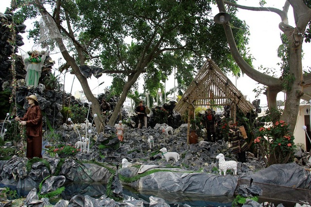 Giáo dân “phố núi” tất bật trang trí chuẩn bị cho lễ Giáng sinh - 8 Với mô hình nhà sàn, các tượng ảnh mặc trang phục của đồng bào Ê đê