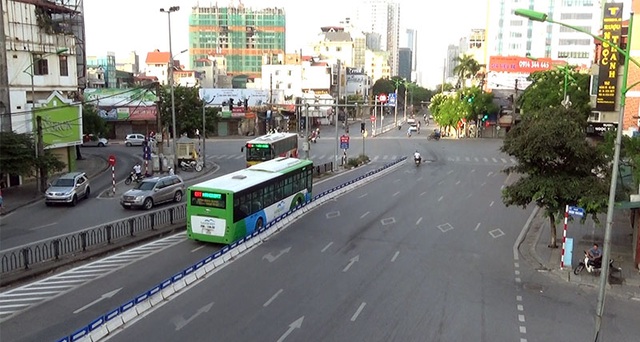 Đường phố trung tâm Hà Nội vắng vẻ trong ngày đầu nghỉ lễ - 1
Sáng 2/9, ngày đầu tiên của kỳ nghỉ lễ Quốc khánh, đường phố trung tâm thủ đô Hà Nội không còn cảnh nhộn nhịp, ồn ã thường nhật. Phố Láng Hạ luôn ùn tắc vào giờ cao điểm buổi sáng, hôm nay vắng vẻ.