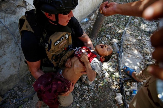 
Một em bé được quân đội Iraq giải cứu khỏi vòng vây (Ảnh: Reuters)
