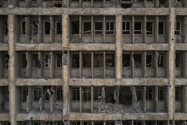 Những ngày tàn của IS tại thành cổ Mosul - 8
Khung cảnh đổ nát, tiêu điều của thành phố Mosul. Theo Liên Hợp Quốc, để khôi phục lại cơ sở vật chất của thành phố, cần có khoản tiền lên tới 1 tỷ USD. Trong ảnh: Bệnh viện thành phố Mosul bị tàn phá do chiến sự (Ảnh: AP)