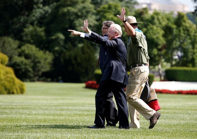 Dàn trợ thủ đắc lực của Tổng thống Trump - 9 Bộ trưởng Năng lượng Rick Perry, Bộ trưởng Y tế và Dịch vụ Con người Tom Price và Bộ trưởng Nội vụ Ryan Zinke.