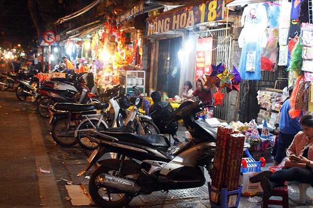 Hà Nội: Hàng quán “bủa vây” lòng đường, vỉa hè trong đêm - 8 Hà Nội: Hàng quán “bủa vây” lòng đường, vỉa hè trong đêm - 8