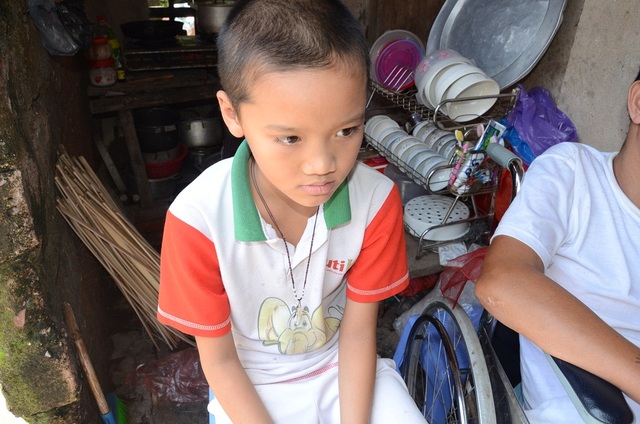 "Tôi có 3 con, 2 đứa tâm thần, 1 đứa nằm liệt vì tai nạn" - 10 "Tôi có 3 con, 2 đứa tâm thần, 1 đứa nằm liệt vì tai nạn" - 10
