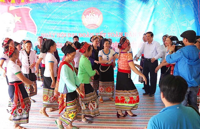 Trưởng Ban Nội chính Trung ương tặng quà, múa lăm vông cùng dân bản - 3 Trưởng Ban Nội chính Trung ương tặng quà, múa lăm vông cùng dân bản - 3