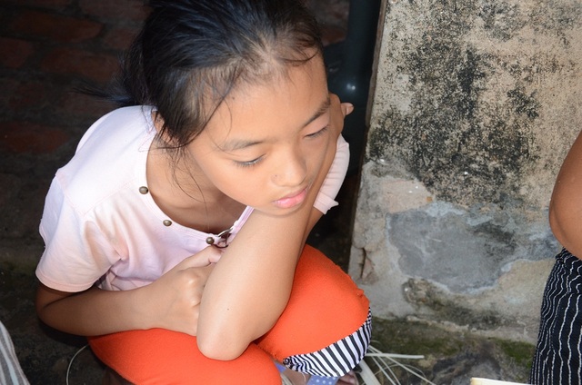 "Tôi có 3 con, 2 đứa tâm thần, 1 đứa nằm liệt vì tai nạn" - 11
Cả nhà ốm đau bệnh tật, những đứa trẻ này có nguy cơ phải nghỉ học giữa chừng!?