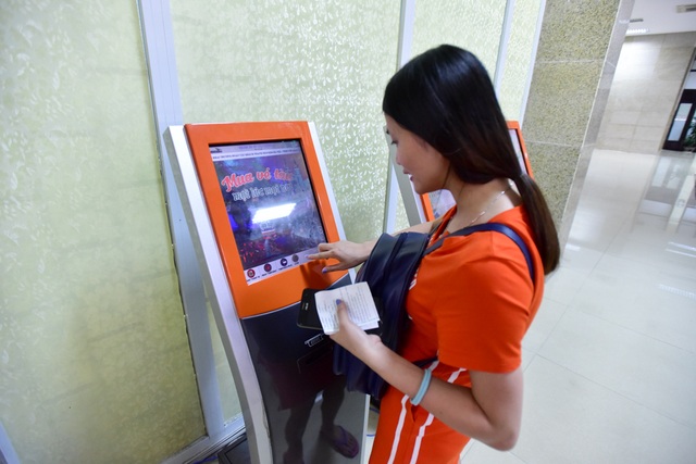 Hà Nội: Cận cảnh nhà ga trăm tuổi trước đề xuất di dời ra khỏi nội đô - 10
Trong ga cũng đã trang bị máy bán vé tự động.