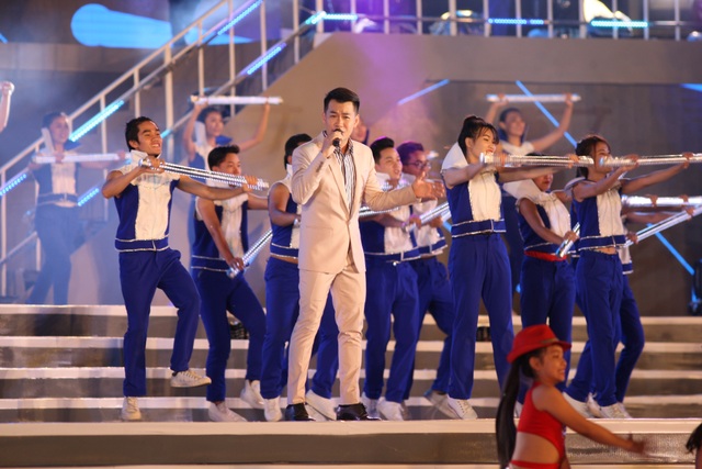 Thủ tướng Nguyễn Xuân Phúc dự Lễ hội Hoa phượng đỏ Hải Phòng 2017 - 3
Nhiều bài hát nổi tiếng về Hải Phòng được các ca sĩ thể hiện tại lễ hội