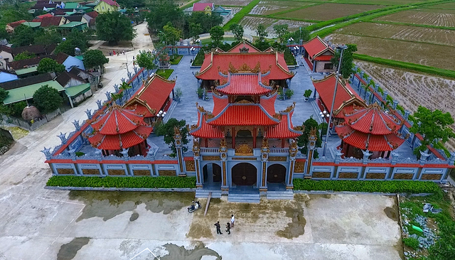 
Nhà thờ họ Nguyễn Quốc ở xã Nam Cát, huyện Nam Đàn (Nghệ An) đến thời điểm này được cho là ngôi nhà thờ họ độc đáo, hoành tráng nhất xứ Nghệ.
