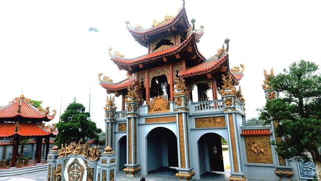 Cổng tam quan nhiều tầng, uy nghi với những mái ngói cong vút, đậm nét kiến trúc phương Đông, là công trình tiêu biểu, ấn tượng nhất của nhà thờ