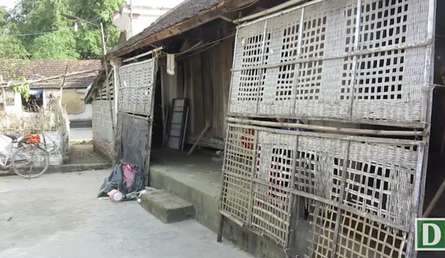 Xót xa người mẹ nghèo "bới rác kiếm cơm" nuôi 4 con thơ dại - 1 Căn nhà cũ kỹ của gia đình chị Hùng ở là tài sản lớn nhất của bố mẹ chồng để lại nay đã xuống cấp nghiêm trọng.