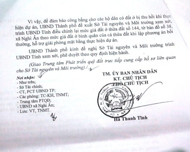 Bị thu hồi đất, dân làm đơn kêu cứu: Đất vàng bị đo thiếu, áp giá “bèo”, dân thiệt đủ đường! - 6 Văn bản trả lời của UBND TP Vinh, trong đó nêu rõ việc sẽ xác định phân lớp trong quá trình đền bù cho thửa đất số 144 tuy nhiên trên thực tế lại không thực hiện đúng theo văn bản này.