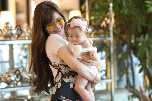 Nuôi con đầy nước mắt, Á hậu Diễm Trang rưng rưng nhìn con cười - 8 Julia là một cô bé rất hay cười.