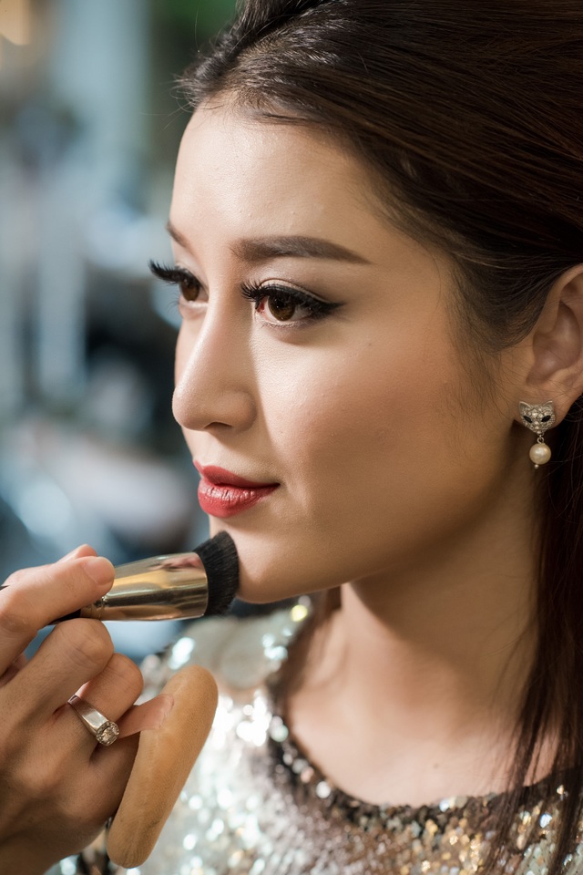 Á hậu Huyền My nói gì trước tin đồn dao kéo trước khi “ra biển lớn”? - 2 Huyền My đã học thêm kĩ năng để có thể tự trang điểm cho mình trong trường hợp không có ekip đi cùng.