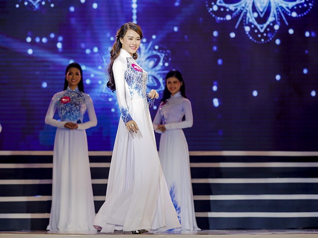 Á khôi Nữ sinh Việt Nam duyên dáng: "Phụ nữ chịu áp lực phải luôn đẹp" - 2 Nhan sắc có thể nói là vũ khí lợi hại của phụ nữ nên áp lực làm sao để luôn đẹp là điều mà phụ nữ đều phải quan tâm hàng ngày. Đối với mình, sau khi đạt giải thì áp lực này còn tăng lên gấp bội.
