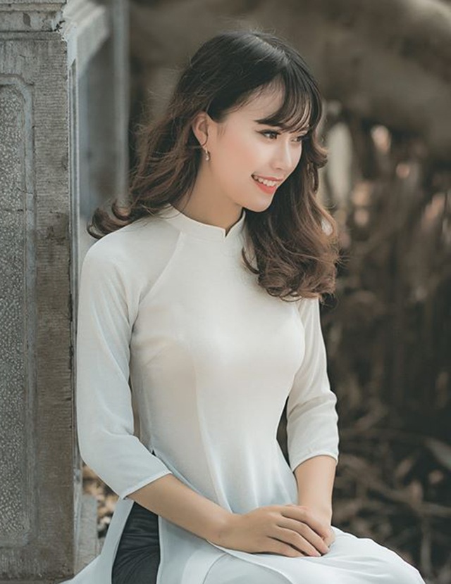 Á khôi Nữ sinh Việt Nam duyên dáng: "Phụ nữ chịu áp lực phải luôn đẹp" - 3 Mình là một người phụ nữ có cả sự hiện đại và truyền thống. Tư duy của mình thì hiện đại nhưng bề ngoài lại khá truyền thống.