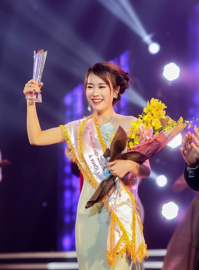 Á khôi Nữ sinh Việt Nam duyên dáng: "Phụ nữ chịu áp lực phải luôn đẹp" - 1 Á khôi Ngô Thị Mai Phương: Người phụ nữ hiện đại là người phụ nữ độc lập, tự chủ về cuộc sống của bản thân và không ngừng cố gắng, dịu dàng nhưng không nhu nhược. Đặc biệt không bao giờ được phép hài lòng hay chịu đựng. Thời đại nam hay nữ bình đẳng, vậy thì không có lí do gì mà phụ nữ lại không được quyền giành lấy thành công và vị trí trong xã hội.
