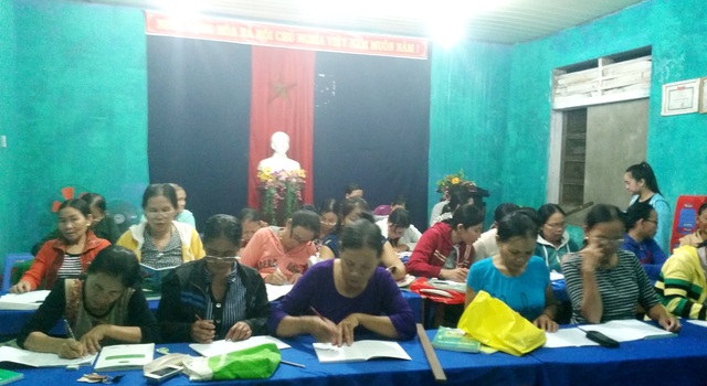 Lớp học đặc biệt của cô giáo Nguyễn Thị Tâm Hiền ở vùng biển Phú Diên đã giúp cho nhiều người dân lao động lớn tuổi biết chữ