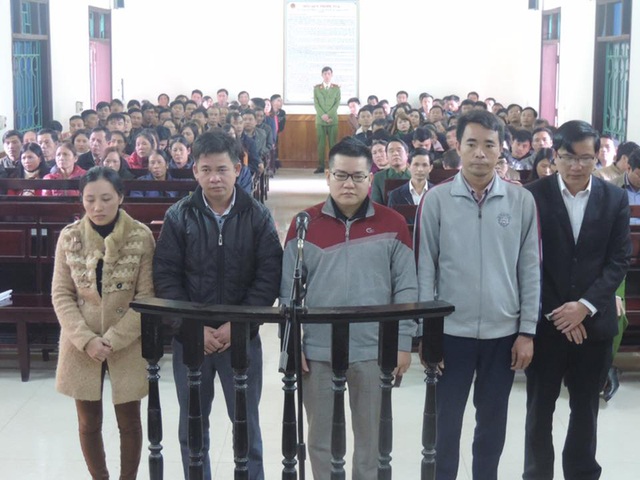 5 cán bộ "phù phép" đất lâm nghiệp gây thất thoát gần 8 tỷ đồng - 1 Các đối tượng tại phiên tòa sơ thẩm diễn ra từ ngày 13-15/2/2017