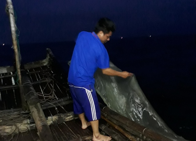 Thu tiền triệu mỗi ngày nhờ đánh bắt tôm tít - 1 Ngư dân đi đánh bắt tôm tít thường ra khơi từ rạng sáng