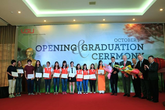 Nhiều học bổng cho sinh viên trường Đại học Việt Đức - 3
Sinh viên VGU nhận học bổng trong Lễ khai giảng và Tổng kết năm học 2016
