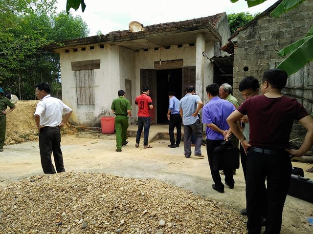 Cô giáo mầm non bị sát hại dã man tại nhà riêng - 1 Cơ quan cảnh sát điều tra có mặt tại nhà cô Chung để điều tra làm vụ án mạng. (Ảnh: Đ.B)