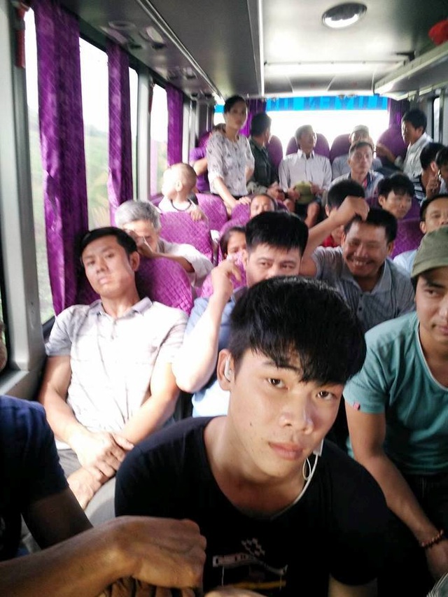 Hành khách "cầu cứu" CSGT vì bị nhà xe nhồi nhét - 3
Xe khách 29 chỗ, được nhồi khách chật cứng, lên đến 45 người trên xe.