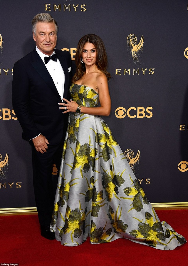 Người đẹp kiều diễm khoe sắc trên thảm đỏ lễ trao giải Emmy - 33
Alec Baldwin đẹp đôi bên vợ trẻ Hilaria Baldwin