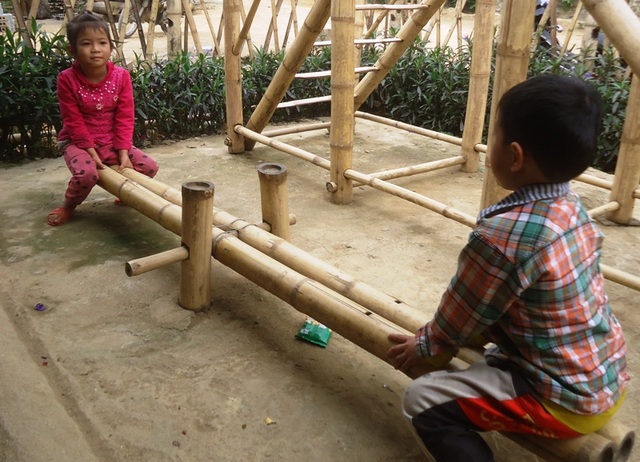 Rớt nước mắt cảnh khó khăn của học sinh điểm lẻ vùng cao xứ Thanh - 1 Học sinh điểm lẻ Xa Mang chơi trò bấp bênh
