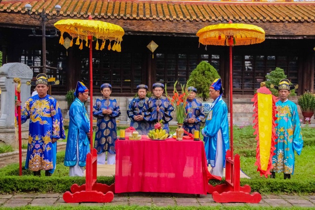 Đón tết cùng lễ dựng nêu tại Hoàng cung Huế - 11 Lãnh đạo UBND tỉnh Thừa Thiên Huế cùng đại diện Trung tâm Bảo tồn Di tích Cố đô Huế tiến hành nghi lễ cúng bái ở Điện Long An - điểm dựng cây nêu thứ hai