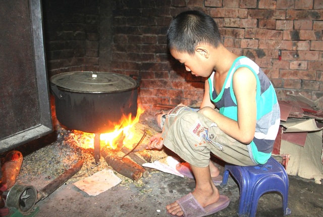 Bố bỏ đi, mẹ tâm thần, cậu học sinh chăm anh trai tai nạn nguy kịch trong khốn khó - 4 Từ ngày bố bỏ rơi năm anh em, mọi việc trong nhà các con chị Huệ còn nhỏ đều phải làm việc nhà như nấu cơm, nấu nước...