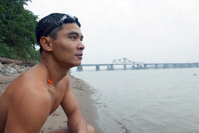 Khai xuân "độc nhất" Hà Thành: Tắm sông Hồng sáng mùng 1 Tết - 11
Phút nghỉ ngơi, nhìn ngắm sông Hồng và thành phố Hà Nội trong buổi sáng đầu tiên của năm mới…