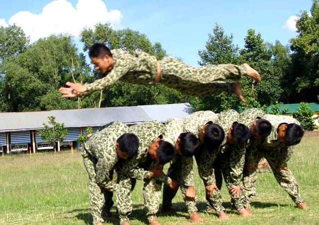 Bộ đội đặc công lấy họng "chọi" mũi giáo, dùng răng kéo ô tô - 7 Bộ đội đặc công lấy họng "chọi" mũi giáo, dùng răng kéo ô tô - 7