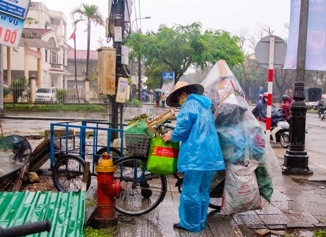 "Bất chấp" mưa lạnh ngày đầu năm, dòng người vẫn tấp nập... xuống phố! - 10 Vẫn còn nhiều người không được thảnh thơi đón Tết Tây mà phải đi làm mưu sinh tất bật dưới trời mưa lạnh lẽo