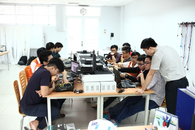 Nhiều học bổng cho sinh viên trường Đại học Việt Đức - 2
Sinh viên VGU trong giờ học thực hành
