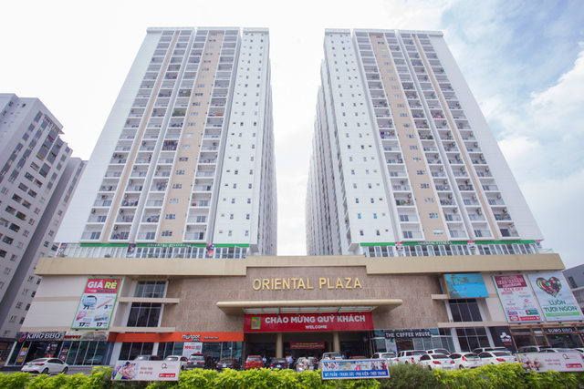 Căn hộ bàn giao hút hàng cuối năm - 2 Toạ lạc ngay mặt tiền Âu Cơ, khu thương mại ở khối đế dự án Oriental Plaza đón đông đảo lượng khách đến mua sắm mỗi ngày