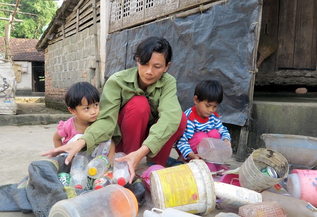 Ngoài thời gian đi nhặt rác thuê, chị Hùng còn phải đến trường mầm non mỗi buổi chiều để nhà trường trừ tiền học cho con.