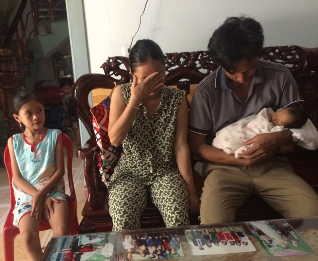 Tột cùng nỗi đau của gia đình có hai con bị mắc bệnh tim bẩm sinh - 4 Thương con nhưng không có tiền, vợ chồng anh Thân ôm con về nhà mặc cho số phận.