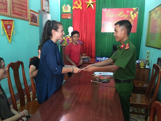 Trả lại tài sản bị cướp cho hai du khách người nước ngoài - 2 Lực lượng công an trả lại tài sản cho du khách nước ngoài