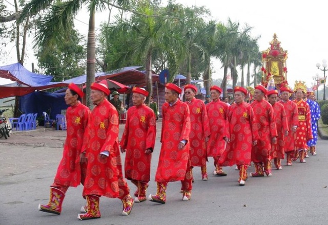 Rước kiệu Ngọc Lộ trước ngày Khai ấn đền Trần - 2 Đoàn Rước kiệu Ngọc lộ gồm một đoàn rước khoảng 200 người