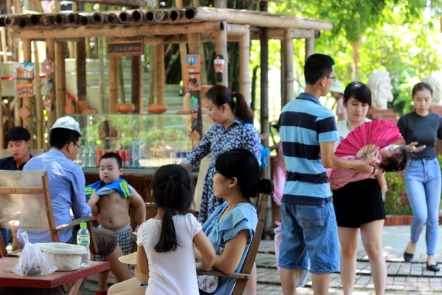 Hội An chật kín du khách trong dịp nghỉ lễ - 4 Nhiều địa điểm tham quan của Hội An như rừng dừa Bảy Mẫu, làng gốm Thanh Hà… thu hút đông đảo du khách