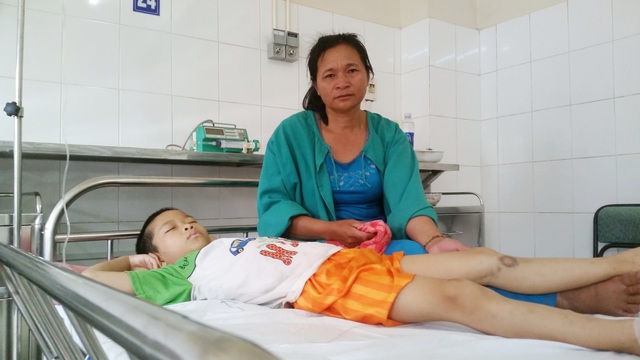Thương bé 8 tuổi ở bệnh viện nhiều hơn ở nhà - 1 8 năm nay, hai mẹ con chị Liếu, cháu Sang vẫn cùng nhau điều trị bệnh nhưng càng ngày hy vong càng ít lại vì không có chi phí chữa trị cho con