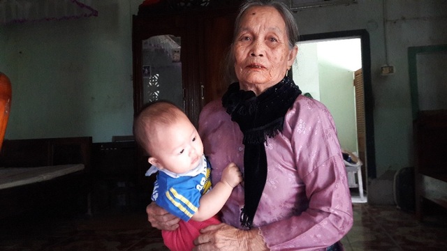 Vợ liệt sĩ rơi nước mắt khi gia đình bị cưỡng chế vì tự ý bịt lối đi riêng! - 5 Cụ Dương Thị Thành khẳng định đây là lối đi riêng mà bố mẹ, ông bà đã tự xây dựng tôn tạo sử dụng từ trước đến nay.