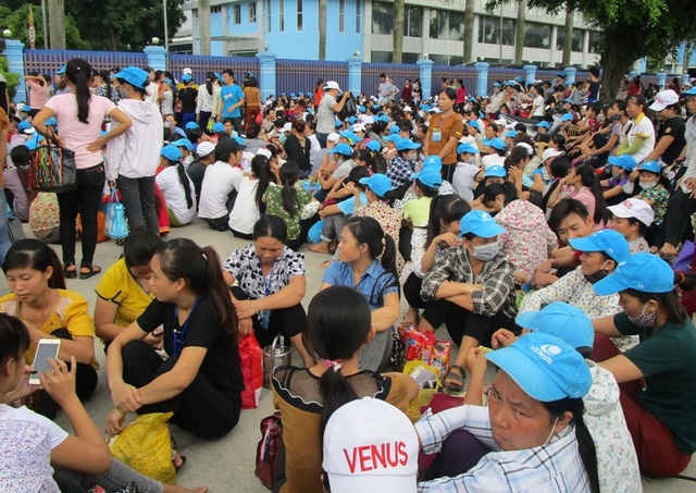 Thanh Hóa: Khoảng 8.000 công nhân đình công vì không có nhà để xe - 1 Hàng nghìn công nhân đình công tại Thanh Hóa