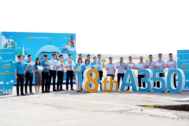 Máy bay hiện đại nhất thế giới chở 2,2 triệu khách đi/đến Việt Nam - 1
Vietnam Airlines chào đón hành khách trên máy bay Airbus A350 thứ 8 mới nhất của hãng, đánh dấu hơn 8000 chuyến bay được khai thác bằng dòng máy bay hiện đại bậc nhất thế giới.