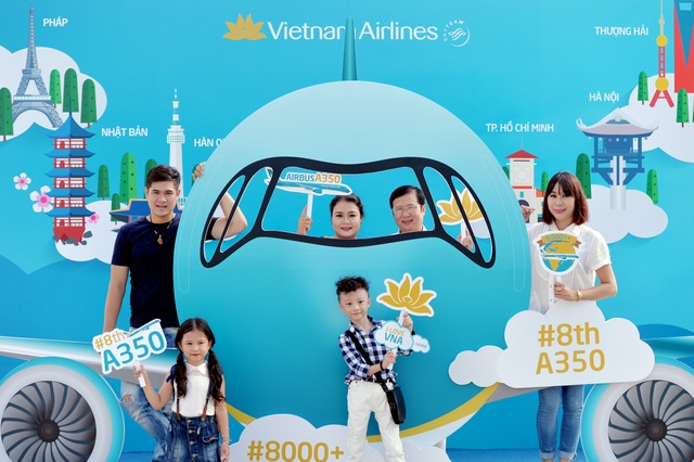 Máy bay hiện đại nhất thế giới chở 2,2 triệu khách đi/đến Việt Nam - 8 Các bạn trẻ thích thú “wefie” với các hình ảnh của dễ thương chào mừng chuyến bay đặc biệt.