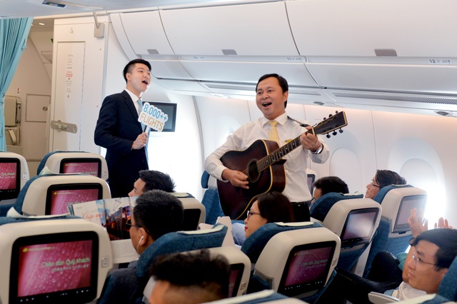 Máy bay hiện đại nhất thế giới chở 2,2 triệu khách đi/đến Việt Nam - 3 Trên chuyến bay, tổ tiếp viên chào đón hành khách với bài hát “Tôi yêu” do chính phi hành đoàn cùng đệm đàn ghi-ta và hát.